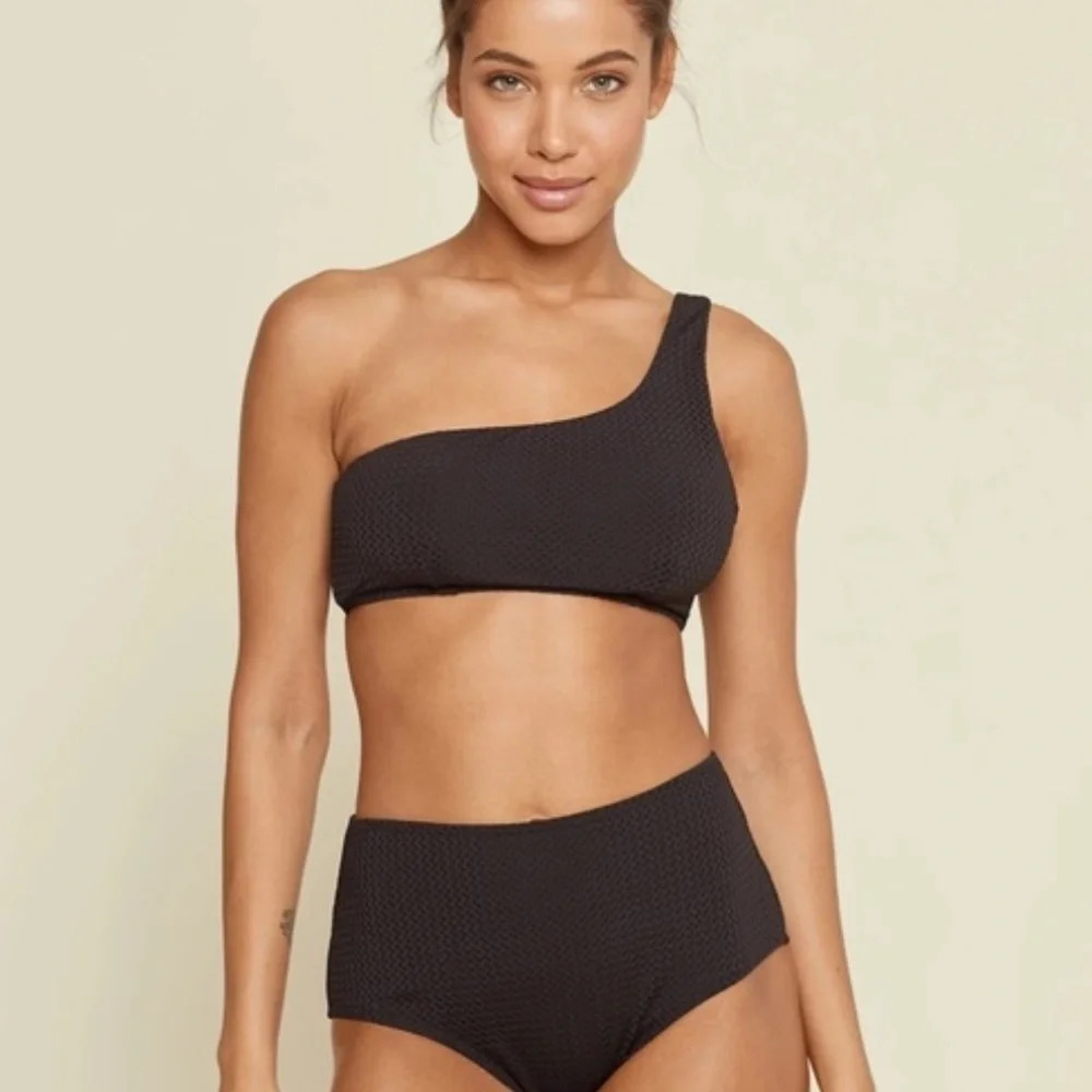 Andie The Wyndwood Top - Size Medium Black